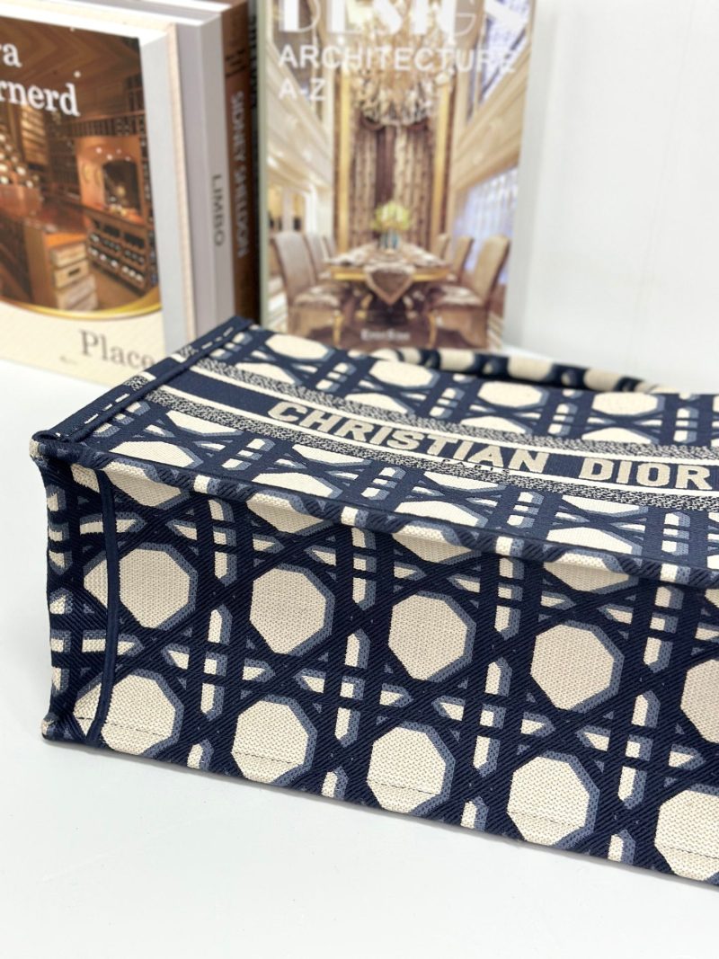 20240228_i1709090256_9002_6_jpg MEDIUM BOOK TOTE 37 BEIGE AND BLUE MACROCANNAGE EMBROIDERY