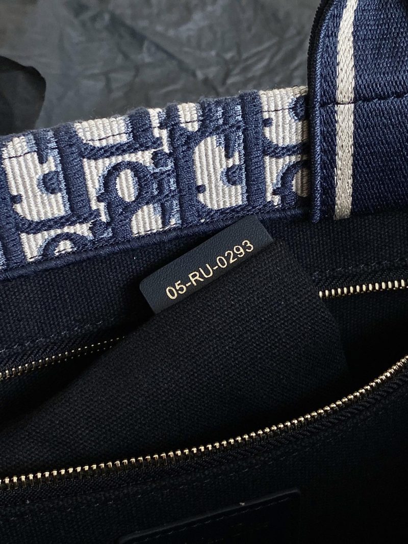 20240416_i1713247008_2120_7_jpg MEDIUM BOOK TOTE 36 BLUE OBLIQUE EMBROIDERY