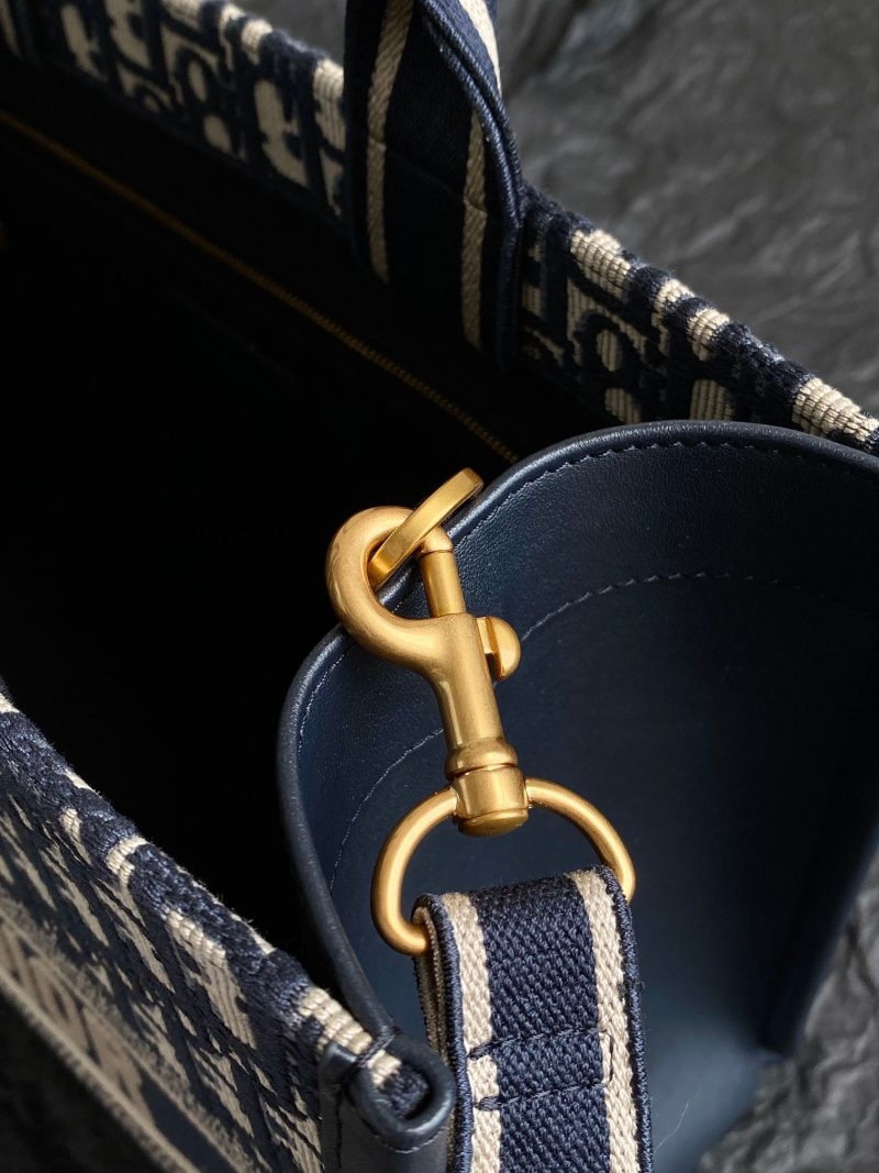 20240416_i1713247008_5358_8_jpg MEDIUM BOOK TOTE 36 BLUE OBLIQUE EMBROIDERY