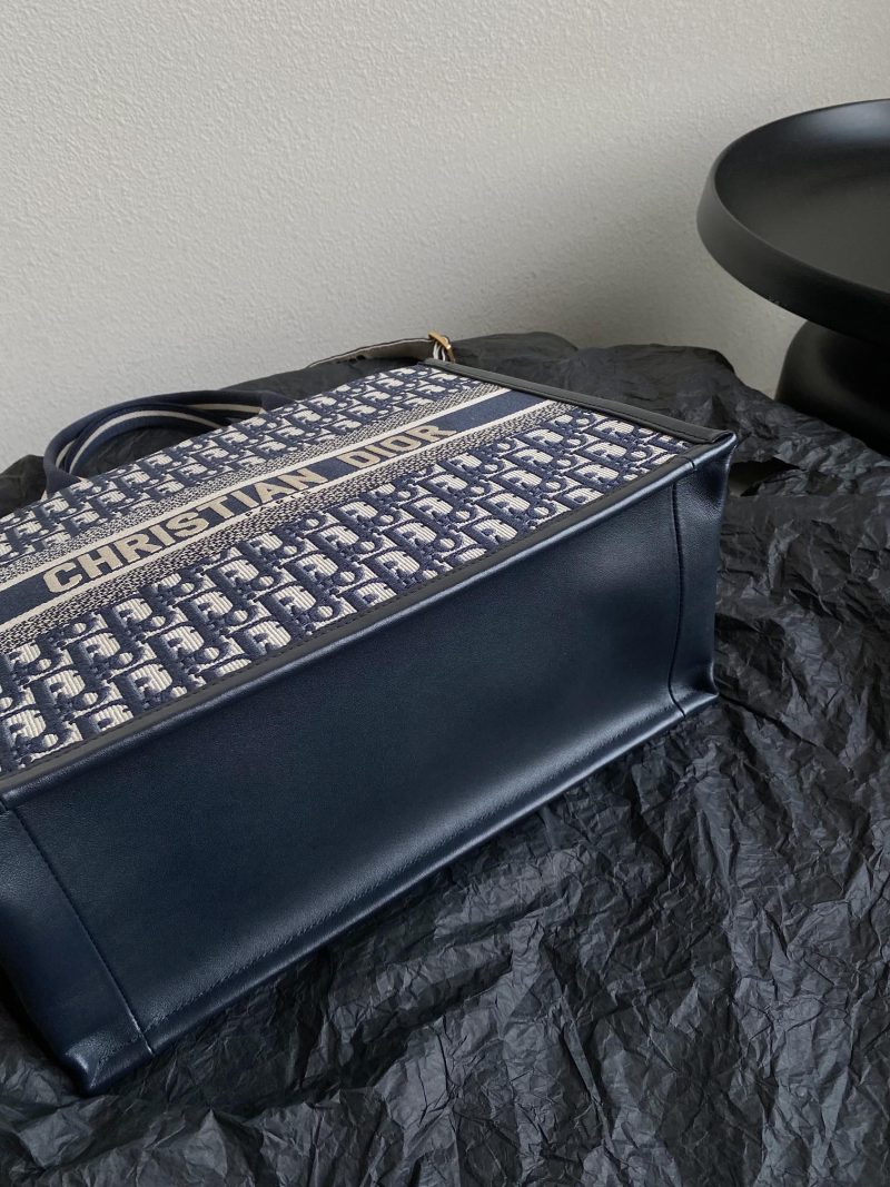 20240416_i1713247008_6173_4_jpg MEDIUM BOOK TOTE 36 BLUE OBLIQUE EMBROIDERY