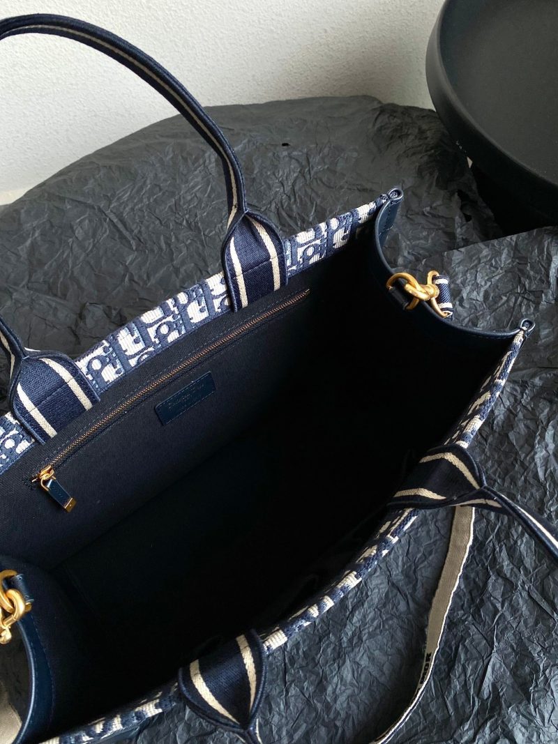 20240416_i1713247008_6178_5_jpg MEDIUM BOOK TOTE 36 BLUE OBLIQUE EMBROIDERY