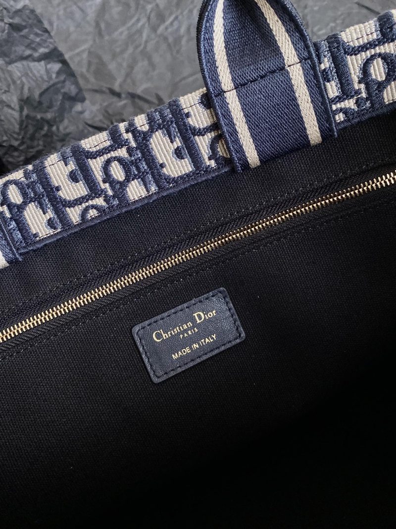 20240416_i1713247008_7813_6_jpg MEDIUM BOOK TOTE 36 BLUE OBLIQUE EMBROIDERY