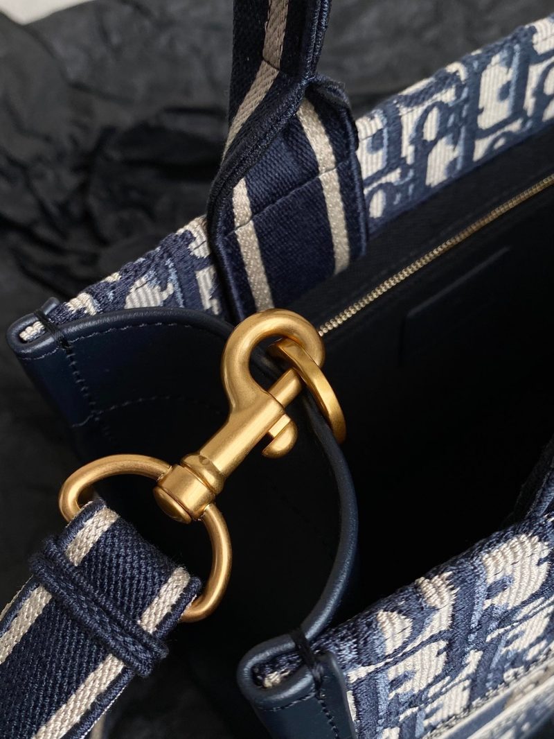 20240416_i1713247153_4249_3_jpg MINI BOOK TOTE 26 BLUE OBLIQUE EMBROIDERY