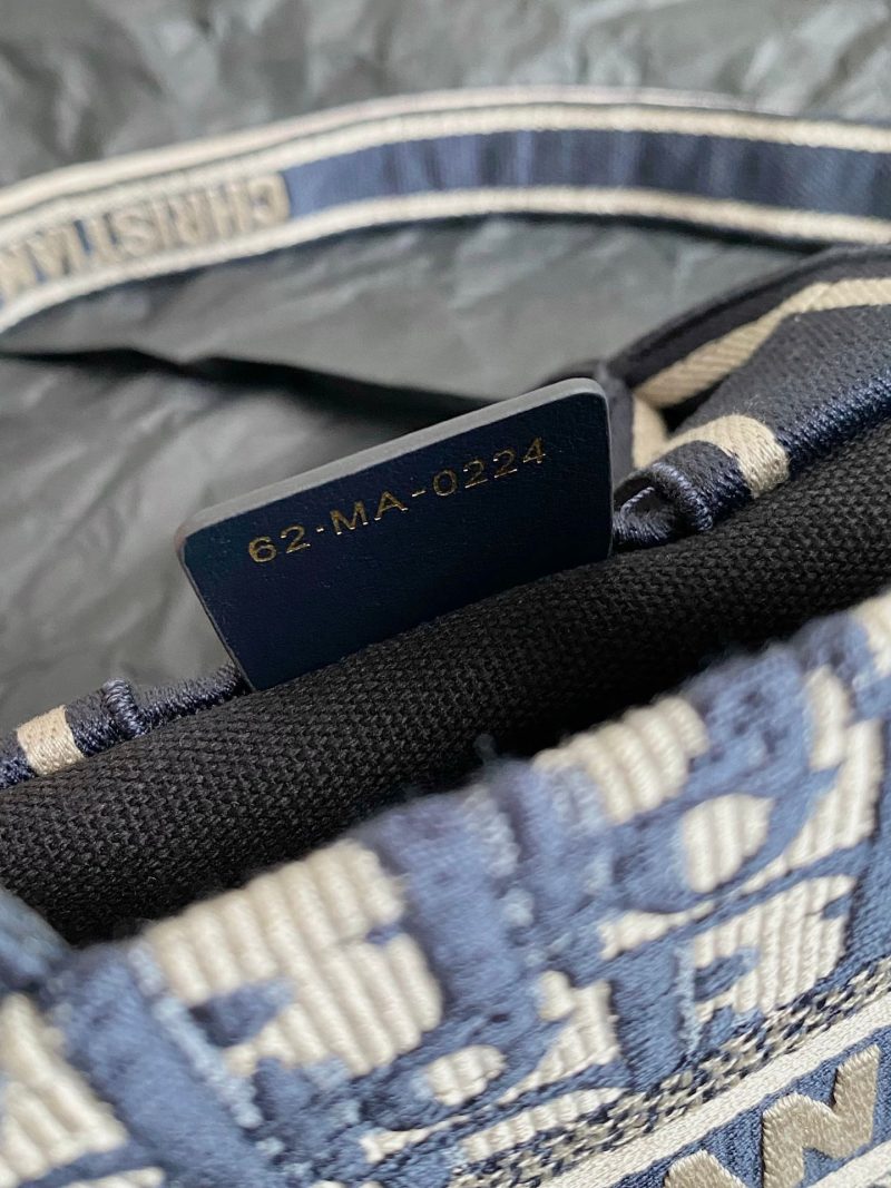 20240505_i1714886513_3892_8_jpg MINI BOOK TOTE 21 BLUE OBLIQUE EMBROIDERY