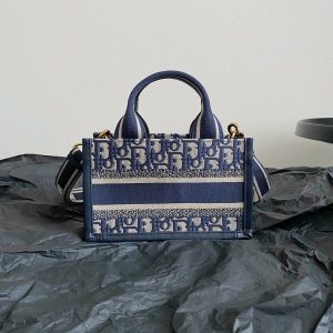 20240505_i1714886513_9329_2_jpg MINI BOOK TOTE 21 BLUE OBLIQUE EMBROIDERY