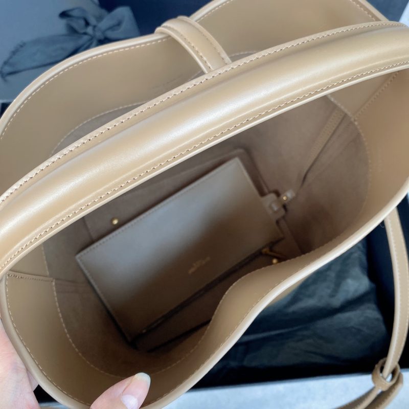 le 37 20cm dark beige shiny calfskin