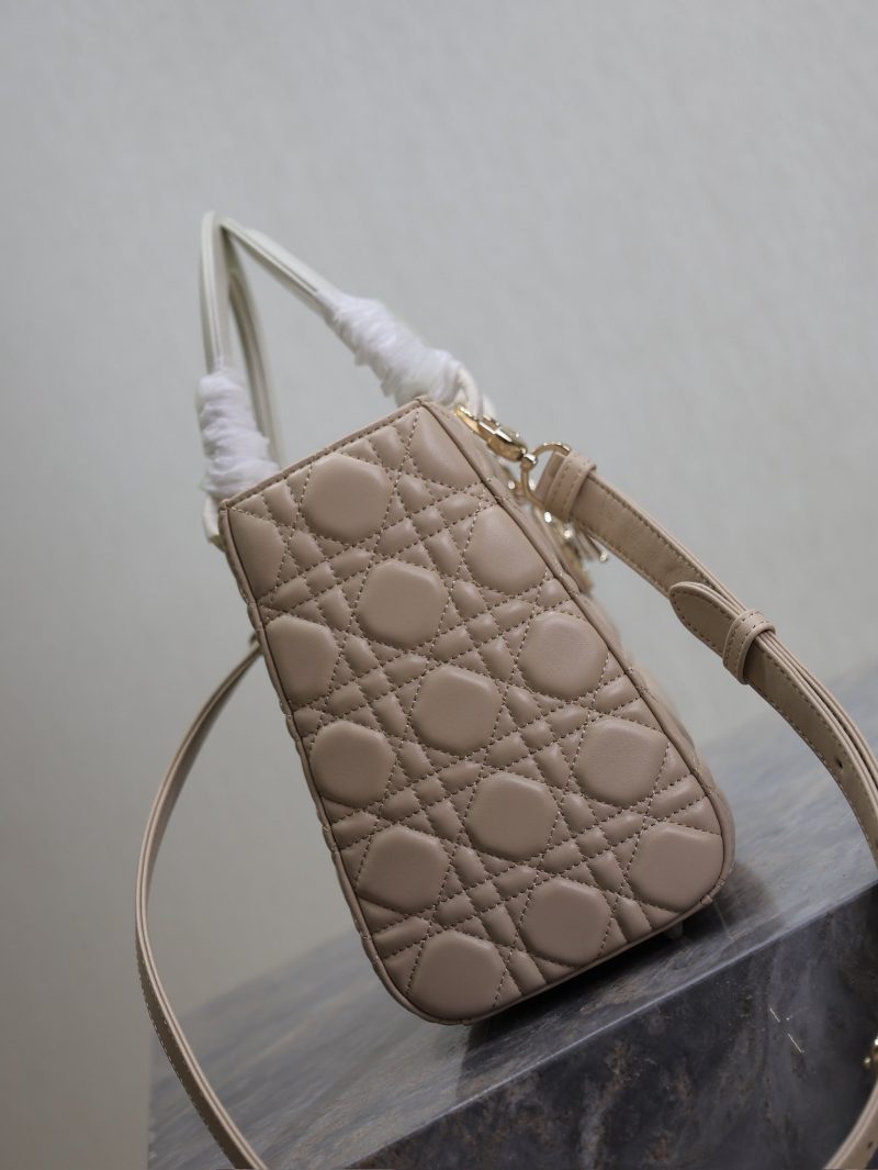20240914_i1726305693_1315_2_jpg_937c41fa-848d-428d-93b9-d14d3a98e096 Lady Bag 20cm Beige White Lambskin