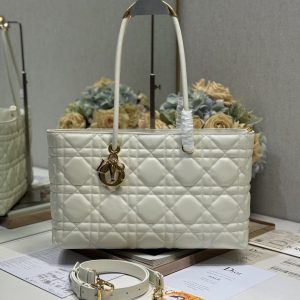 20241030_i1730275175_2503_0_jpg MEDIUM 37 TOUJOURS BAG IN WHITE MACROCANNAGE LAMBSKIN