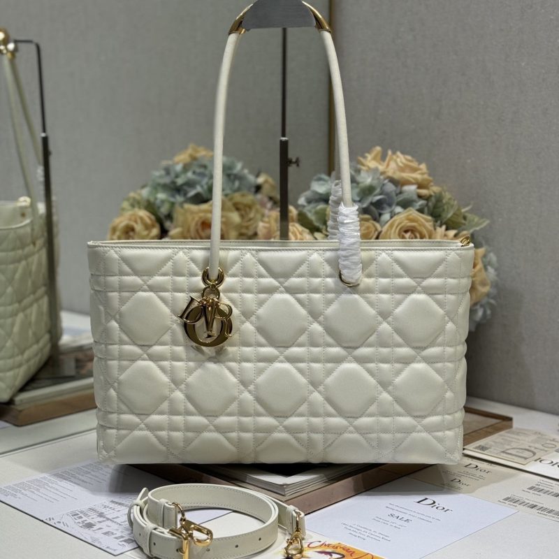 20241030_i1730275175_2503_0_jpg MEDIUM 37 TOUJOURS BAG IN WHITE MACROCANNAGE LAMBSKIN