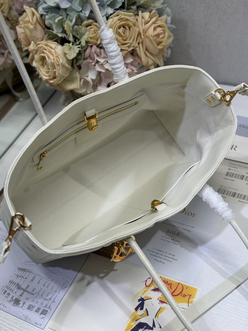 20241030_i1730275175_4458_7_jpg MEDIUM 37 TOUJOURS BAG IN WHITE MACROCANNAGE LAMBSKIN