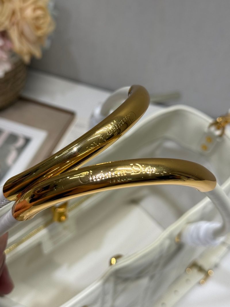 20241030_i1730275175_6469_5_jpg MEDIUM 37 TOUJOURS BAG IN WHITE MACROCANNAGE LAMBSKIN