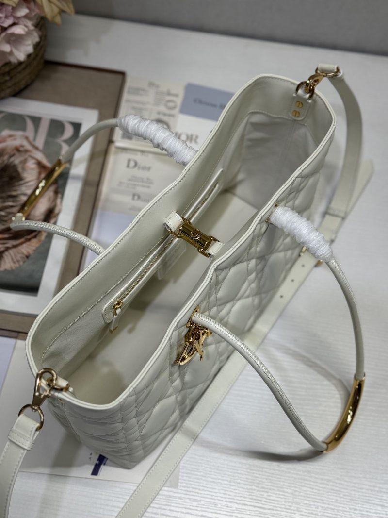 20241030_i1730275175_9670_6_jpg MEDIUM 37 TOUJOURS BAG IN WHITE MACROCANNAGE LAMBSKIN