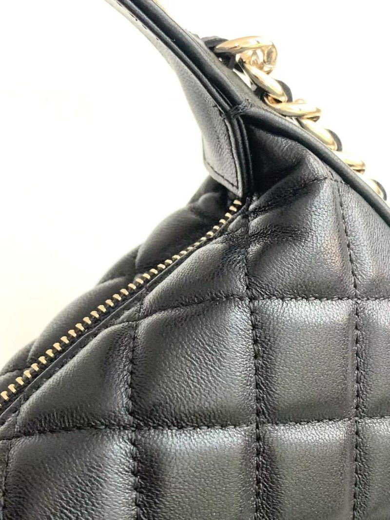 CC CHANEL Hula Hoop Clutch Black Calfskin