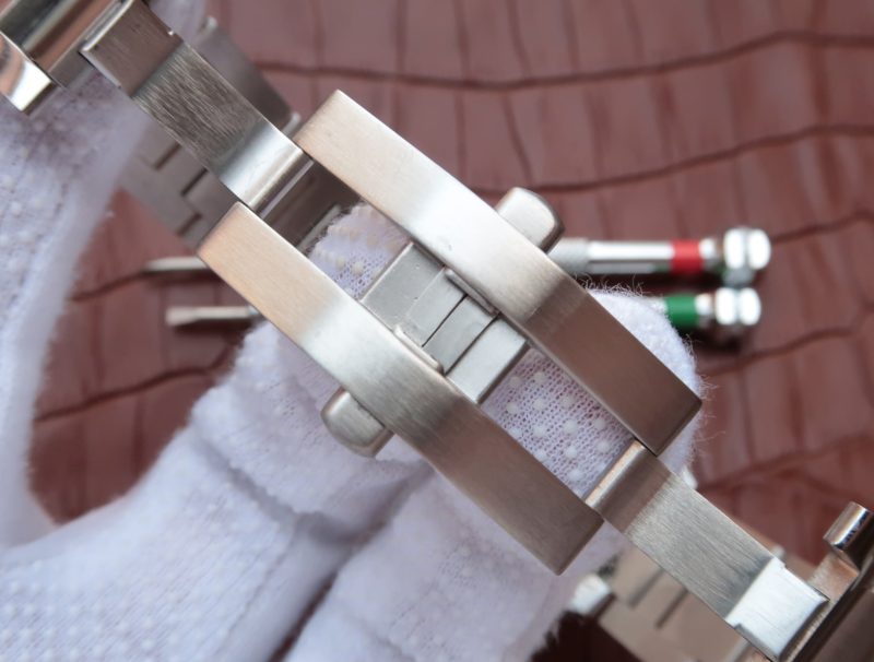 WeChatImage_20210616215030 BALLON BLEU DATE 42 SILVER DIAL DIAMOND NUMERALS