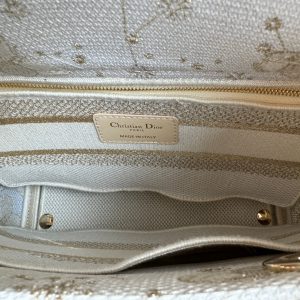 img_0faadb7d_20240106_i1704523495_1212_7_jpg medium lady 24 white beige embroidery canvas