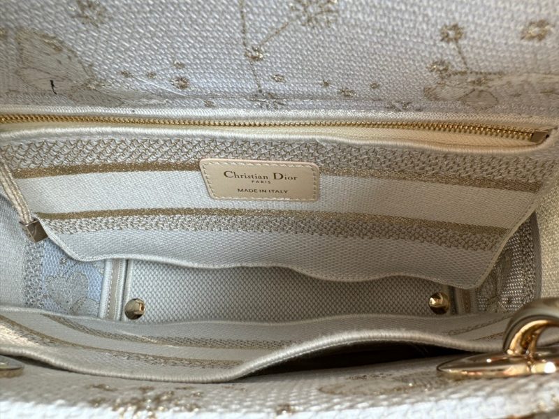 img_0faadb7d_20240106_i1704523495_1212_7_jpg medium lady 24 white beige embroidery canvas