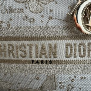 img_0faadb7d_20240106_i1704523495_1290_3_jpg medium lady 24 white beige embroidery canvas