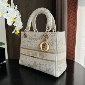 img_0faadb7d_20240106_i1704523495_3472_4_jpg medium lady 24 white beige embroidery canvas