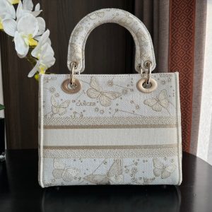 img_0faadb7d_20240106_i1704523495_3797_5_jpg medium lady 24 white beige embroidery canvas