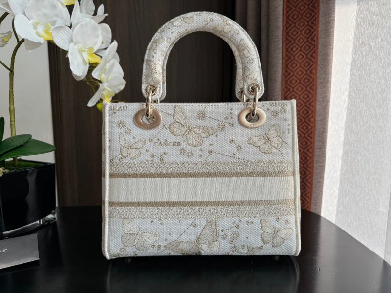 img_0faadb7d_20240106_i1704523495_3797_5_jpg medium lady 24 white beige embroidery canvas