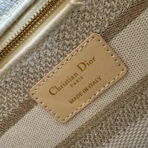 img_0faadb7d_20240106_i1704523495_7804_8_jpg medium lady 24 white beige embroidery canvas