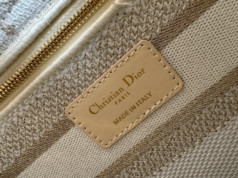 img_0faadb7d_20240106_i1704523495_7804_8_jpg medium lady 24 white beige embroidery canvas