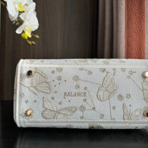 img_0faadb7d_20240106_i1704523495_8942_6_jpg medium lady 24 white beige embroidery canvas