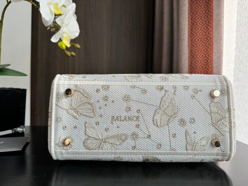 img_0faadb7d_20240106_i1704523495_8942_6_jpg medium lady 24 white beige embroidery canvas