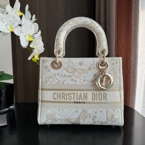 img_0faadb7d_20240106_i1704523495_9231_1_jpg medium lady 24 white beige embroidery canvas