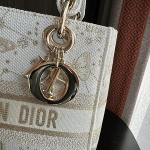 img_0faadb7d_20240106_i1704523495_9376_2_jpg medium lady 24 white beige embroidery canvas