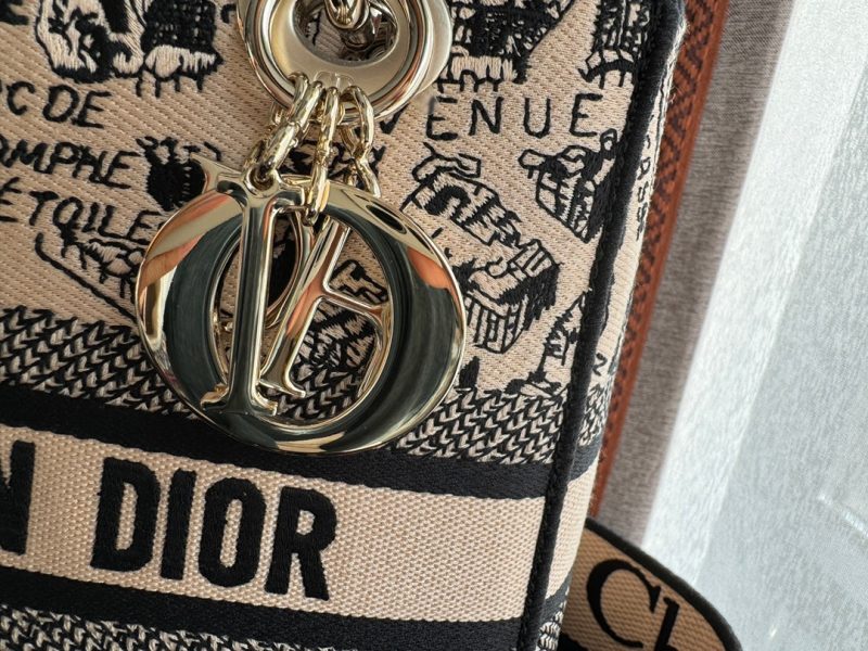 img_0faadb7d_20240106_i1704523798_6685_1_jpg medium lady 24 black pink embroidery canvas