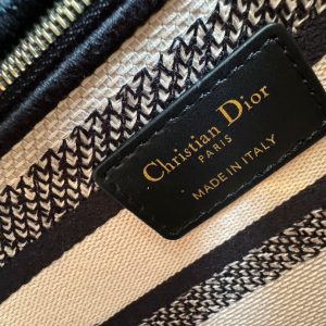 img_0faadb7d_20240106_i1704523798_6909_8_jpg medium lady 24 black pink embroidery canvas