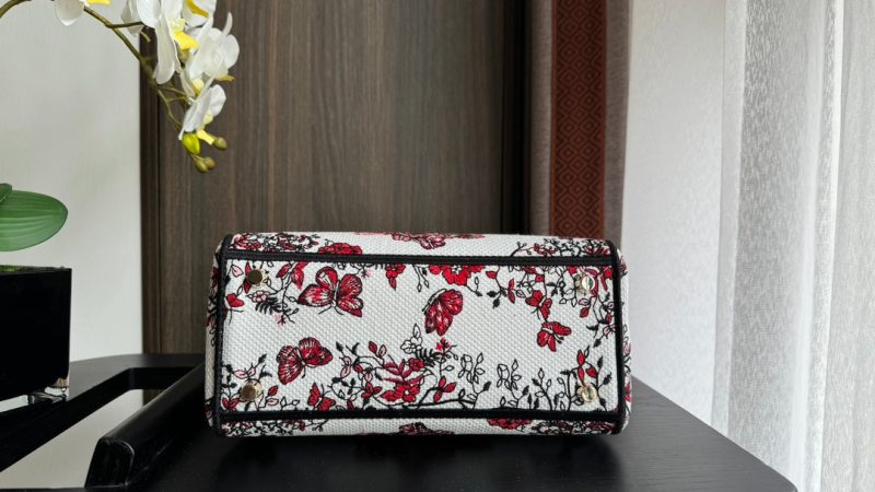 medium lady 24 red white embroidery