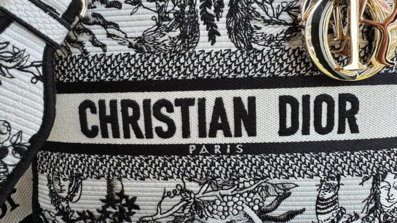 img_0faadb7d_20240326_i1711427643_1847_2_jpg medium lady 24 black white sun embroidery canvas