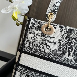 img_0faadb7d_20240326_i1711427643_198_5_jpg medium lady 24 black white sun embroidery canvas