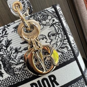 img_0faadb7d_20240326_i1711427643_2209_1_jpg medium lady 24 black white sun embroidery canvas