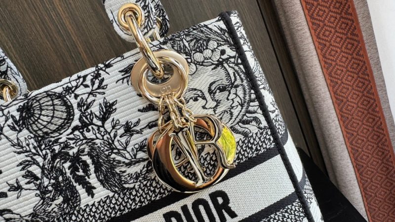 img_0faadb7d_20240326_i1711427643_2209_1_jpg medium lady 24 black white sun embroidery canvas