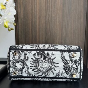 img_0faadb7d_20240326_i1711427643_242_6_jpg medium lady 24 black white sun embroidery canvas