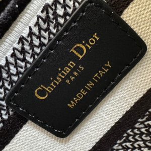 img_0faadb7d_20240326_i1711427643_7969_8_jpg medium lady 24 black white sun embroidery canvas