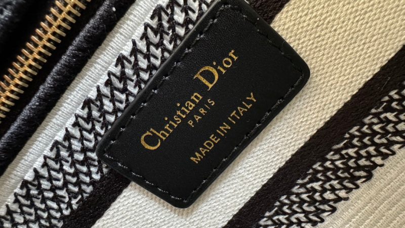 img_0faadb7d_20240326_i1711427643_7969_8_jpg medium lady 24 black white sun embroidery canvas