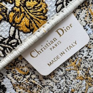 img_0faadb7d_20241211_i1733892779_3265_8_jpg CD Book Tote 36.5 Beige White Canvas Around The World