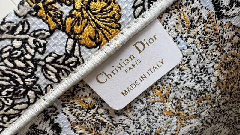 img_0faadb7d_20241211_i1733892779_3265_8_jpg CD Book Tote 36.5 Beige White Canvas Around The World