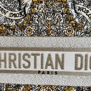 img_0faadb7d_20241211_i1733892779_4136_0_jpg CD Book Tote 36.5 Beige White Canvas Around The World