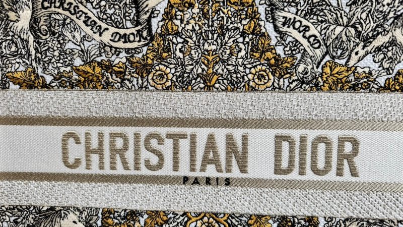 img_0faadb7d_20241211_i1733892779_4136_0_jpg CD Book Tote 36.5 Beige White Canvas Around The World