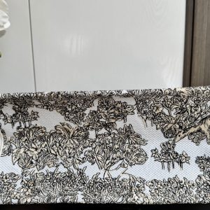 img_0faadb7d_20241211_i1733892779_4734_5_jpg CD Book Tote 36.5 Beige White Canvas Around The World