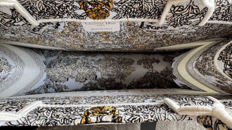 img_0faadb7d_20241211_i1733892779_8006_2_jpg CD Book Tote 36.5 Beige White Canvas Around The World