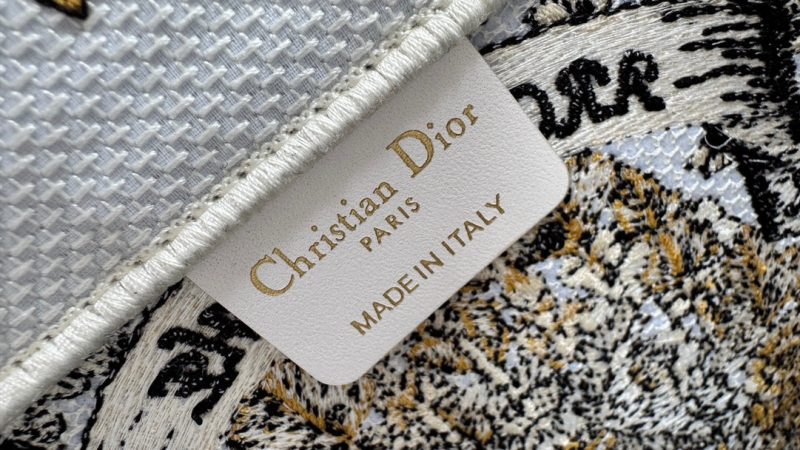 img_0faadb7d_20241211_i1733892819_1177_2.jpg_1 CD Book Tote 41.5 Beige White Canvas Around The World