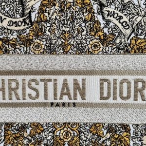 img_0faadb7d_20241211_i1733892819_1604_7.jpg_1 CD Book Tote 41.5 Beige White Canvas Around The World