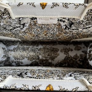 img_0faadb7d_20241211_i1733892819_1702_5.jpg_1 CD Book Tote 41.5 Beige White Canvas Around The World