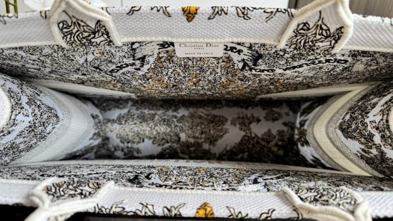 img_0faadb7d_20241211_i1733892819_1702_5.jpg_1 CD Book Tote 41.5 Beige White Canvas Around The World